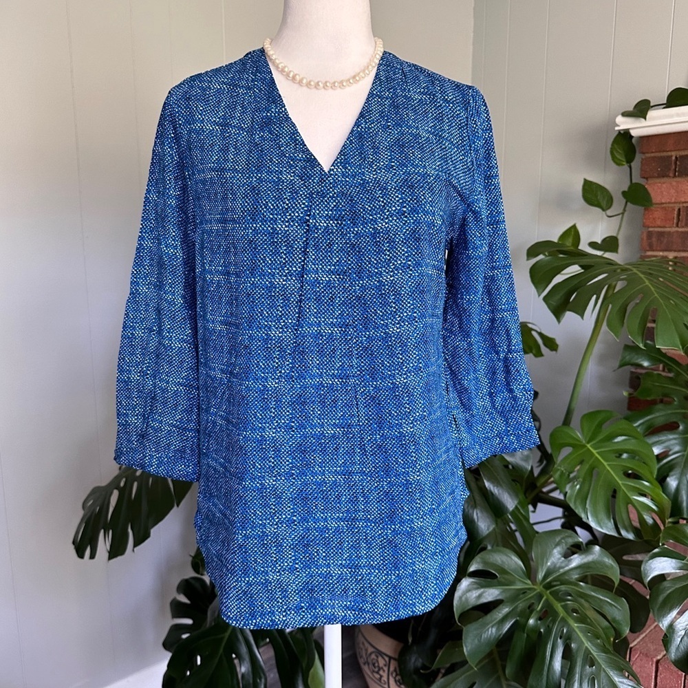 🛍️ Cynthia Rowley blue,black, white V-neck top Size Small excellent.